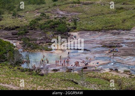 QUEBRADA PACHECO, VENEZUELA - 13. AUGUST 2015: Menschen baden unter dem Wasserfall Quebrada Pacheco in der Region Gran Sabana im Nationalpark Canaima, Venezuela. Stockfoto