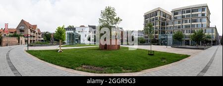 Kortrijk, Westflandern Region - Belgien - 07 10 2021: Extra großer Panoramablick über den Houtmarkt Stockfoto