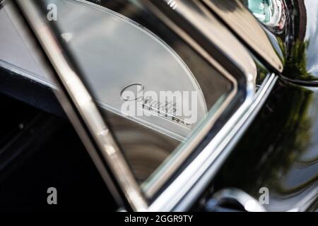 DIEDERSDORF, DEUTSCHLAND - 21. AUGUST 2021: Das Fragment des Sportwagens Chevrolet Corvette Sting Ray (C2). Die Ausstellung von 'US Car Classics'. Stockfoto