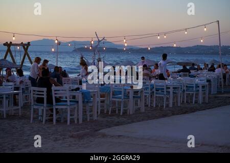 Cafe / Restaurant am Sandstrand unter Sonnenuntergang Farben am Ufer des Stockfoto