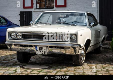 DIEDERSDORF, DEUTSCHLAND - 21. AUGUST 2021: Der Mittelklassewagen Rambler Rebel, 1967. Die Ausstellung von 'US Car Classics'. Stockfoto