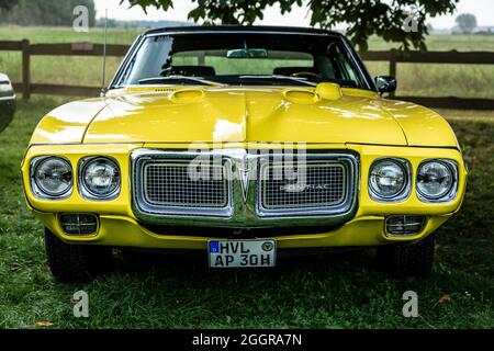 DIEDERSDORF, DEUTSCHLAND - 21. AUGUST 2021: Der Muskelwagen Pontiac Firebird, 1969. Die Ausstellung von 'US Car Classics'. Stockfoto