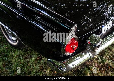 Das Fragment des persönlichen Luxuswagens Ford Thunderbird (erste Generation), 1955. Die Ausstellung von 'US Car Classics'. Stockfoto