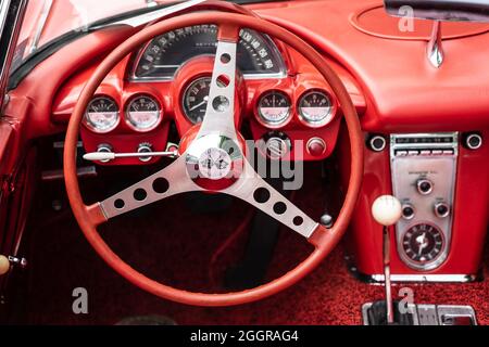 DIEDERSDORF, DEUTSCHLAND - 21. AUGUST 2021: Der Innenraum des Sportwagens Chevrolet Corvette (C1), 1960. Die Ausstellung von 'US Car Classics'. Stockfoto