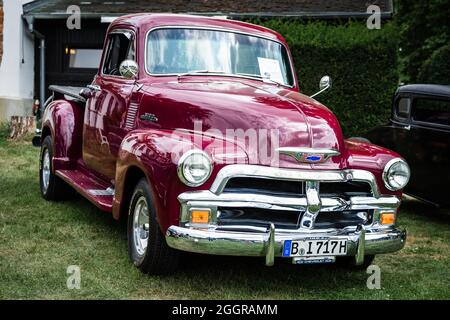 DIEDERSDORF, DEUTSCHLAND - 21. AUGUST 2021: Der Pickup-Truck Chevrolet 3100 Stepside, 1954. Die Ausstellung von 'US Car Classics'. Stockfoto