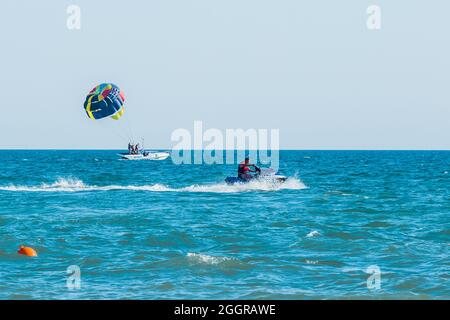 Ukraine, Iron Port - 25. August 2020: Extremsport und spannende Erholung. Ein Mann fährt mit dem Wasserrad auf einem blauen Meer vor dem Hintergrund des Horizonts l Stockfoto