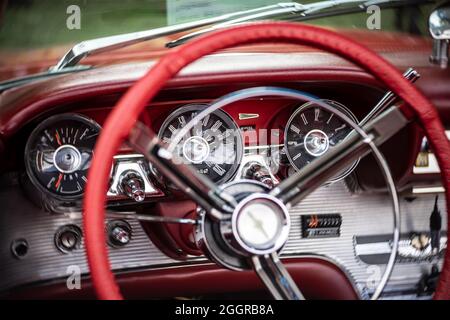 Das Interieur des persönlichen Luxuswagens Ford Thunderbird (vierte Generation). Fokus im Hintergrund. Die Ausstellung von 'US Car Classics'. Stockfoto