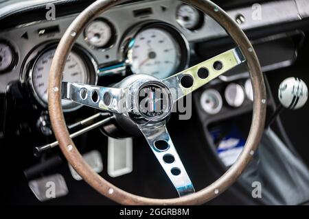 Der Innenraum des Pony-Autos Shelby Cobra GT500, (High-Performance-Version von Ford Mustang). Die Ausstellung von 'US Car Classics'. Stockfoto