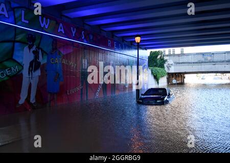 Philadelphia, USA. September 2021. Am 23. September 2021 wird in Philadelphia, PA, ein Auto in das Hochwasser des Schuylkill River getaucht. Die Überschwemmungen sind das Ergebnis von starken Regenfällen durch die Überreste des Sturmmatastrophen Ida, die über Nacht den Nordosten getroffen haben. (Foto: Sukhmani Kaur/Sipa USA) Quelle: SIPA USA/Alamy Live News Stockfoto