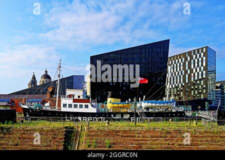 Albert Dock Liverpool Merseyside mit den Lebervögeln Moderne Gebäude und ein historisches Schiff der ehemalige Pilot Cutter Edmund Gardner an der National Mari Stockfoto