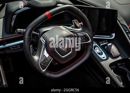 DIEDERSDORF, DEUTSCHLAND - 21. AUGUST 2021: Der Innenraum des Sportwagens Chevrolet Corvette (C8), Nahaufnahme. Die Ausstellung von 'US Car Classics'. Stockfoto