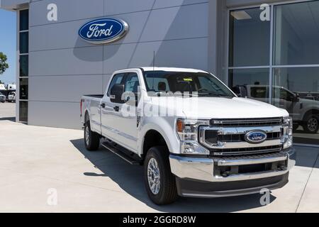 Indianapolis - ca. September 2021: Ford F-250 Display bei einem Händler. Der Ford F250 ist in den Modellen XL, XLT, Lariat, King Ranch und Platinum erhältlich Stockfoto