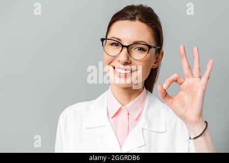 Porträt eines glücklichen Arztes Zahnarzt. Schönes weibliches Lächeln. Zahnmedizin Konzept Stockfoto