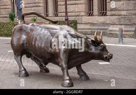 Amsterdam, Niederlande - 14. August 2021: Nahaufnahme einer wütenden Bullen-Statue vor der Börse. Stockfoto