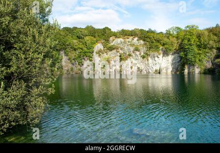 Dramatischer Dorothea-Steinbruch, Snowdonia, Wales. Wunderschöne Aussicht auf die Felsen und den Süßwassersee bei einer überfluteten stillvollen Schiefermine. Ruhiges, ruhiges Wasser im Stockfoto