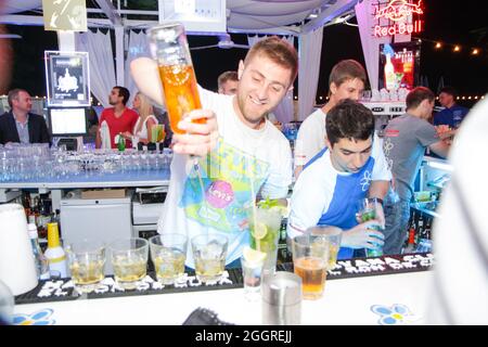 Odessa, Ukraine 24. Mai 2013: Barkeeper bei der Arbeit in Luxus-Nachtclub während der Nachtparty. Der Barkeeper macht im Elite-Nachtklub bei der Party Spaß Stockfoto