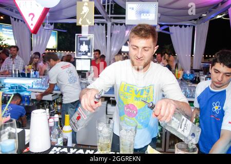 Odessa, Ukraine 24. Mai 2013: Barkeeper bei der Arbeit in Luxus-Nachtclub während der Nachtparty. Der Barkeeper macht im Elite-Nachtklub bei der Party Spaß Stockfoto