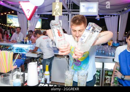 Odessa, Ukraine 24. Mai 2013: Barkeeper bei der Arbeit in Luxus-Nachtclub während der Nachtparty. Der Barkeeper macht im Elite-Nachtklub bei der Party Spaß Stockfoto