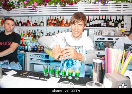 Odessa, Ukraine 24. Mai 2013: Barkeeper bei der Arbeit in Luxus-Nachtclub während der Nachtparty. Der Barkeeper macht im Elite-Nachtklub bei der Party Spaß Stockfoto