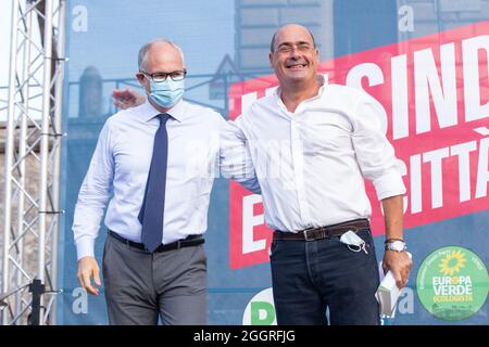 Rom, Italien. September 2021. Roberto Gualtieri und Nicola Zingaretti während der Eröffnungsdemonstration des Wahlkampfs von Roberto Gualtieri, Kandidat für das Amt des Bürgermeisters von Rom, auf der Piazza della Bocca della Verità in Rom. Die Bürgermeisterin von Barcelona, Ada Colau, und Nicola Zingaretti, Präsidentin der Region Latium, nahmen ebenfalls Teil. (Foto von Matteo Nardone/Pacific Press) Quelle: Pacific Press Media Production Corp./Alamy Live News Stockfoto