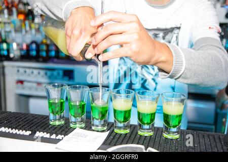 Odessa, Ukraine 24. Mai 2013: Barkeeper bei der Arbeit in Luxus-Nachtclub während der Nachtparty. Der Barkeeper macht im Elite-Nachtklub bei der Party Spaß Stockfoto