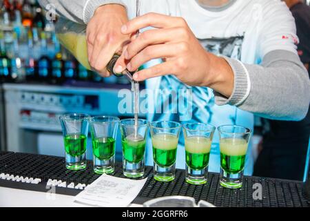 Odessa, Ukraine 24. Mai 2013: Barkeeper bei der Arbeit in Luxus-Nachtclub während der Nachtparty. Der Barkeeper macht im Elite-Nachtklub bei der Party Spaß Stockfoto