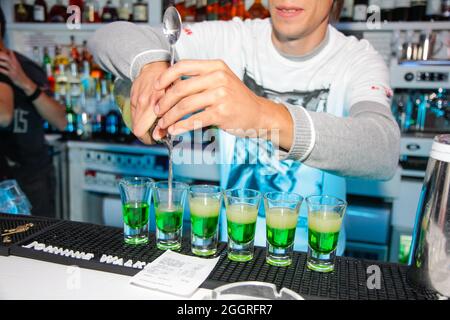 Odessa, Ukraine 24. Mai 2013: Barkeeper bei der Arbeit in Luxus-Nachtclub während der Nachtparty. Der Barkeeper macht im Elite-Nachtklub bei der Party Spaß Stockfoto