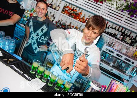 Odessa, Ukraine 24. Mai 2013: Barkeeper bei der Arbeit in Luxus-Nachtclub während der Nachtparty. Der Barkeeper macht im Elite-Nachtklub bei der Party Spaß Stockfoto