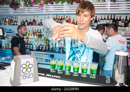 Odessa, Ukraine 24. Mai 2013: Barkeeper bei der Arbeit in Luxus-Nachtclub während der Nachtparty. Der Barkeeper macht im Elite-Nachtklub bei der Party Spaß Stockfoto