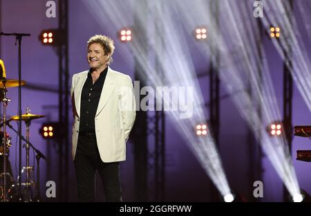 Hamburg, Deutschland. September 2021. Der Sänger der britischen Band Duran Duran, Simon Le Bon, steht während der Preisverleihung des Deutschen Rundfunks auf der Bühne. Der Preis des Deutschen Rundfunks wird in zehn Kategorien vergeben. Es ist nicht ausgestattet. Quelle: Christian Charisius/dpa Pool/dpa/Alamy Live News Stockfoto