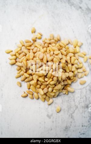 Pinienkerne Stillleben, selektiver Fokus Stockfoto