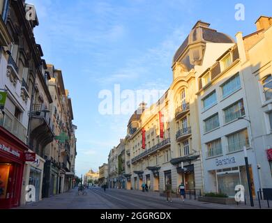 Reims, Frankreich 08-11-2021 rue du Vesle, Häuser und Geschäfte im Stadtzentrum ohne Autos Stockfoto