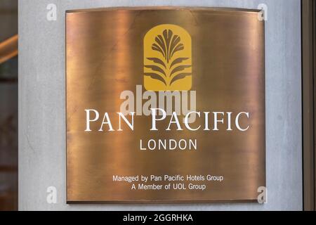 02/09/2021. London, Großbritannien. Hotelschild des neuen luxuriösen Pan Pacific Hotels im Herzen der City of London. Dieses Hotel gehört zur Singapore Pan Pacific Hotels Group und ist das erste europäische Hotel. Das Hotel befindet sich in One Bishopsgate Plaza und verfügt über 237 Gästezimmer, darunter 42 Suiten und eine charakteristische Pan Pacific Suite; fünf Bars und Restaurants, darunter ein ganztägig geöffnetes Straits Kitchen Restaurant; Eine spezielle Wohlbefindenetage mit einem 18.5 Meter langen, unendlichen Pool und einer Cocktailbar im Devonshire House, die von Tom Dixon entworfen wurde. Foto von Ray Tang. Stockfoto