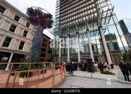 02/09/2021. London, Großbritannien. Foto von Ray Tang. Gäste nehmen an der Eröffnung des neuen luxuriösen Pan Pacific Hotels im Herzen der City of London Teil. Dieses Hotel gehört zur Singapore Pan Pacific Hotels Group und ist das erste europäische Hotel. Das Hotel befindet sich in One Bishopsgate Plaza und verfügt über 237 Gästezimmer, darunter 42 Suiten und eine charakteristische Pan Pacific Suite; fünf Bars und Restaurants, darunter ein ganztägig geöffnetes Straits Kitchen Restaurant; Eine spezielle Wohlbefindenetage mit einem 18.5 Meter langen, unendlichen Pool und einer Cocktailbar im Devonshire House, die von Tom Dixon entworfen wurde. Stockfoto