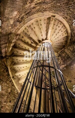 Alte Wendeltreppe zu tiefen und langen unterirdischen Höhlen, die Champagner Sekt aus chardonnay und Pinor Noir Trauben in Reims, Champagne, F Stockfoto