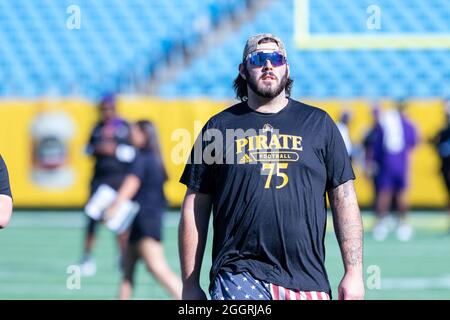 Charlotte, NC, USA. September 2021. Sean Bailey (75), Offensivlineman von East Carolina Pirates, geht vor dem Duke's Mayo Classic 2021 im Bank of America Stadium in Charlotte, NC, auf das Feld. (Scott Kinser/Cal Sport Media). Kredit: csm/Alamy Live Nachrichten Stockfoto