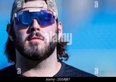 Charlotte, NC, USA. September 2021. Sean Bailey (75), Offensivlineman von East Carolina Pirates, geht vor dem Duke's Mayo Classic 2021 im Bank of America Stadium in Charlotte, NC, auf das Feld. (Scott Kinser/Cal Sport Media). Kredit: csm/Alamy Live Nachrichten Stockfoto