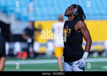 Charlotte, NC, USA. September 2021. Der East Carolina Pirates Wide Receiver JSI Hatfield (88) erwärmt sich vor dem Duke's Mayo Classic 2021 im Bank of America Stadium in Charlotte, NC. (Scott Kinser/Cal Sport Media). Kredit: csm/Alamy Live Nachrichten Stockfoto