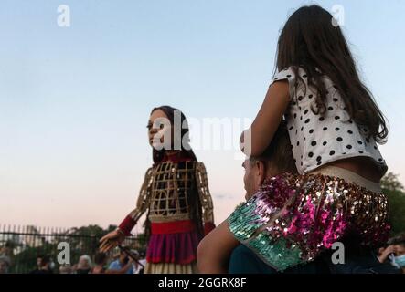 Athen, Griechenland. September 2021. 'Little Amal' Marionette ist am 2. September 2021 in Athen, Griechenland, zu sehen. Eine 3.5 Meter hohe Marionette namens „Little Amal“, die Flüchtlingskinder darstellt, schickte am Donnerstag aus Athen eine Botschaft für Frieden und Hilfe für die Vertriebenen. Das Kunstwerk, das ein syrisches Flüchtlingsmädchen zeigt, wurde von den Athenen mit einem kulturellen Ereignis begrüßt, das von der griechischen Mythologie inspiriert wurde. Amal, was auf Arabisch Hoffnung bedeutet, befindet sich auf einer 8,000 km langen Reise, um das Bewusstsein für die Notlage der Flüchtlinge zu schärfen. Quelle: Marios Lolos/Xinhua/Alamy Live News Stockfoto