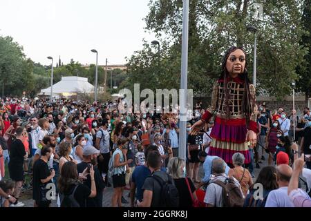 Athen, Griechenland. September 2021. 'Little Amal' Marionette ist am 2. September 2021 in Athen, Griechenland, zu sehen. Eine 3.5 Meter hohe Marionette namens „Little Amal“, die Flüchtlingskinder darstellt, schickte am Donnerstag aus Athen eine Botschaft für Frieden und Hilfe für die Vertriebenen. Das Kunstwerk, das ein syrisches Flüchtlingsmädchen zeigt, wurde von den Athenen mit einem kulturellen Ereignis begrüßt, das von der griechischen Mythologie inspiriert wurde. Amal, was auf Arabisch Hoffnung bedeutet, befindet sich auf einer 8,000 km langen Reise, um das Bewusstsein für die Notlage der Flüchtlinge zu schärfen. Quelle: Marios Lolos/Xinhua/Alamy Live News Stockfoto