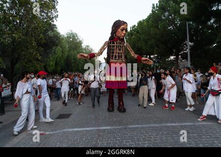 Athen, Griechenland. September 2021. 'Little Amal' Marionette ist am 2. September 2021 in Athen, Griechenland, zu sehen. Eine 3.5 Meter hohe Marionette namens „Little Amal“, die Flüchtlingskinder darstellt, schickte am Donnerstag aus Athen eine Botschaft für Frieden und Hilfe für die Vertriebenen. Das Kunstwerk, das ein syrisches Flüchtlingsmädchen zeigt, wurde von den Athenen mit einem kulturellen Ereignis begrüßt, das von der griechischen Mythologie inspiriert wurde. Amal, was auf Arabisch Hoffnung bedeutet, befindet sich auf einer 8,000 km langen Reise, um das Bewusstsein für die Notlage der Flüchtlinge zu schärfen. Quelle: Marios Lolos/Xinhua/Alamy Live News Stockfoto