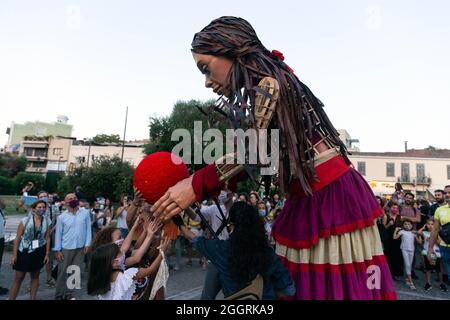 Athen, Griechenland. September 2021. 'Little Amal' Marionette ist am 2. September 2021 in Athen, Griechenland, zu sehen. Eine 3.5 Meter hohe Marionette namens „Little Amal“, die Flüchtlingskinder darstellt, schickte am Donnerstag aus Athen eine Botschaft für Frieden und Hilfe für die Vertriebenen. Das Kunstwerk, das ein syrisches Flüchtlingsmädchen zeigt, wurde von den Athenen mit einem kulturellen Ereignis begrüßt, das von der griechischen Mythologie inspiriert wurde. Amal, was auf Arabisch Hoffnung bedeutet, befindet sich auf einer 8,000 km langen Reise, um das Bewusstsein für die Notlage der Flüchtlinge zu schärfen. Quelle: Marios Lolos/Xinhua/Alamy Live News Stockfoto