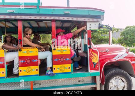 CARTAGENA, KOLUMBIEN - 27. AUGUST 2015: Farbenfrohe Chiva-Busse sind ein wichtiger Teil des öffentlichen Nahverkehrs auf dem Land in Kolumbien. Stockfoto