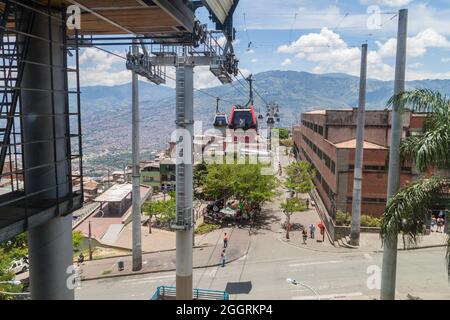 MEDELLIN, KOLUMBIEN - 4. SEPTEMBER: Das Seilbahn-System von Medellin verbindet arme Viertel in den Hügeln rund um die Stadt. Stockfoto