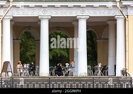 Saint-Petersburg, Russland - 23. August 2021, das Café im Freien der Rossi-Pavillon im Mikhailovsky Garten Stockfoto