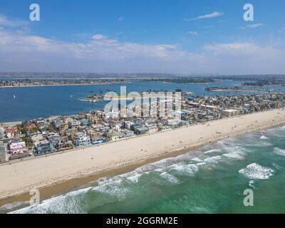 Luftaufnahme von Mission Bay und Strand in San Diego im Sommer, Kalifornien. USA. Gemeinschaft auf einer Sandbank mit Villen, Seehafen und Erholungsmission Bay Park gebaut. Stockfoto