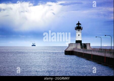 Ein Frachter Segel in Richtung der Eingang zum Duluth Hafen am Lake Superior in Minnesota. Stockfoto