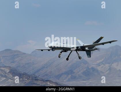Ein unbemanntes Flugfahrzeug der US Air Force General Atomics MQ-9 Reaper hebt am 25. August 2016 in Indian Springs, Nevada, auf einem Trainingslager auf der Creech Air Force Base ab. Stockfoto