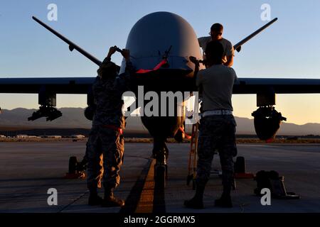 U.S. Air Force Airmen bereitet mit dem 432nd Aircraft Maintenance Squadron ein unbemanntes General Atomics MQ-9 Reaper-Luftfahrzeug für die Übung Red Flag 16-3 auf der Fluglinie auf der Creech Air Force Base vor 20. Juli 2016 in Indian Springs, Nevada. Stockfoto