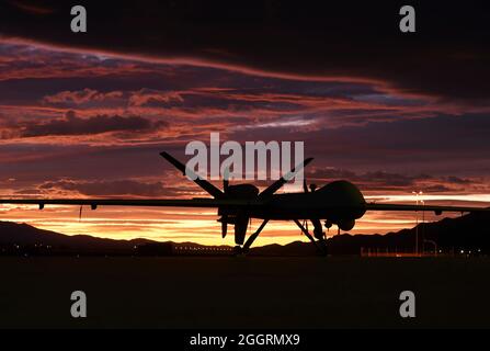 Das unbemannte Luftfahrzeug der US Air Force General Atomics MQ-9 Reaper bei Sonnenuntergang auf der Fluglinie auf der Creech Air Force Base am 20. November 2019 in Indian Springs, Nevada. Stockfoto